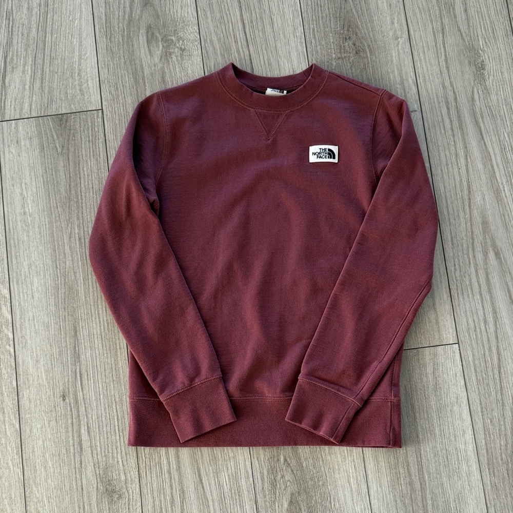 The North Face Heritage Patch Crew-Neck Sweatshirt for Ladies Maroon Small